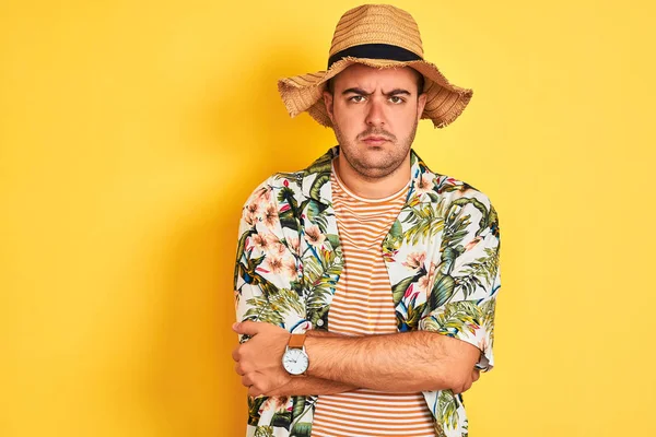 Молодой Человек Отдыхе Летней Рубашке Шляпе Изолированном Желтом Фоне Скептически — стоковое фото