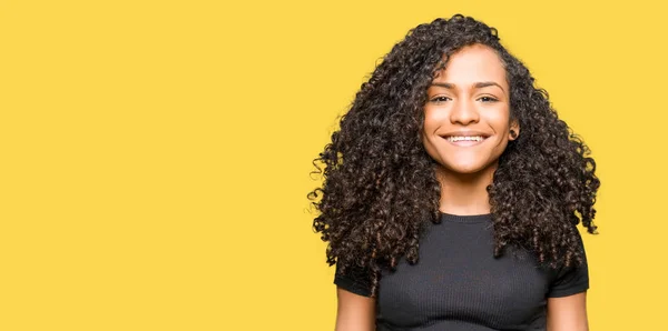 Mulher Bonita Nova Com Cabelo Encaracolado Com Sorriso Feliz Fresco — Fotografia de Stock