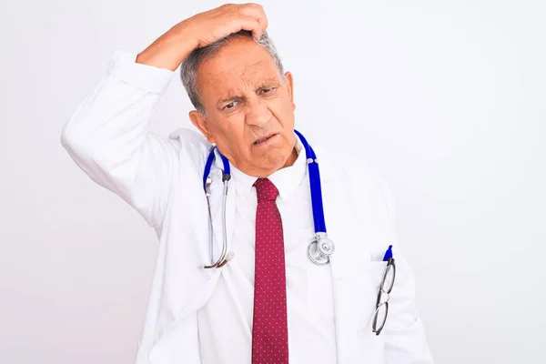 Médecin Chevelu Portant Stéthoscope Debout Sur Fond Blanc Isolé Confond — Photo