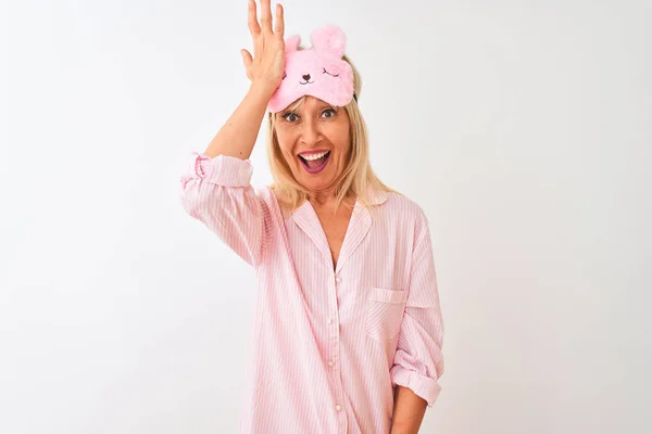 Mulher Meia Idade Usando Máscara Sono Pijama Sobre Fundo Branco — Fotografia de Stock