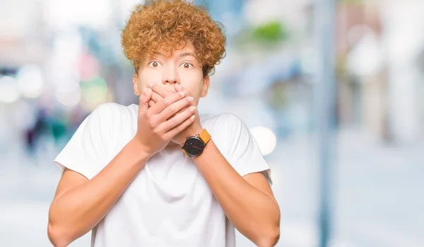 Joven Hombre Guapo Con Pelo Afro Que Llevaba Una Camiseta —  Fotos de Stock