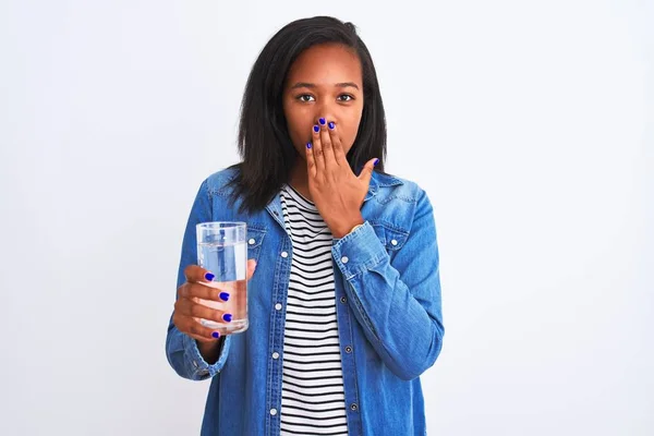 Mujer Afroamericana Joven Bebiendo Vaso Agua Dulce Sobre Fondo Aislado —  Fotos de Stock