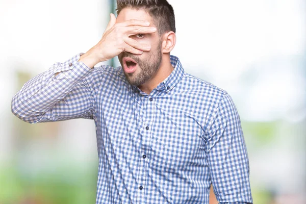 Giovane Uomo Bello Sfondo Isolato Sbirciando Shock Che Copre Viso — Foto Stock