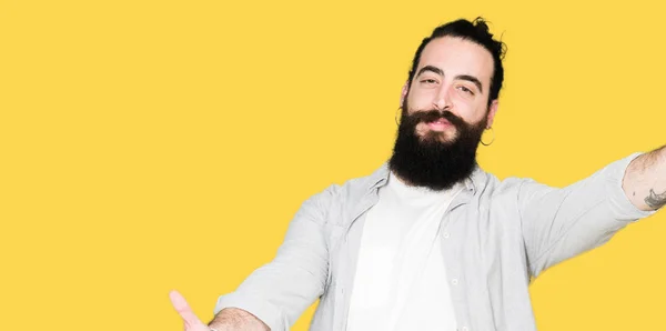 Jovem Com Cabelos Longos Barba Brincos Olhando Para Câmera Sorrindo — Fotografia de Stock