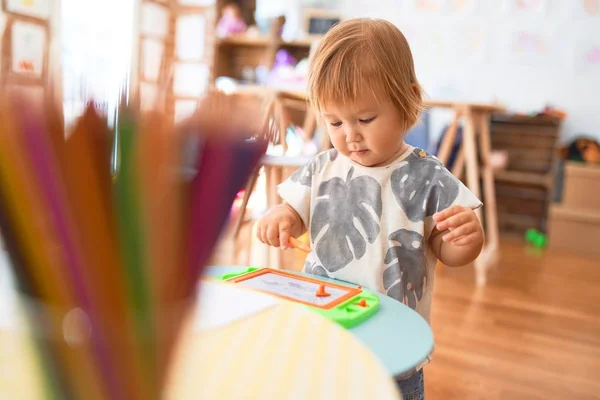 Schattige Peuter Tekening Met Behulp Van Digitaal Bord Rond Veel — Stockfoto