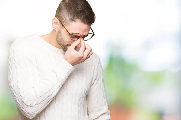 Ein Junger Gutaussehender Mann Mit Brille Vor Isoliertem Hintergrund Reibt — Stockfoto