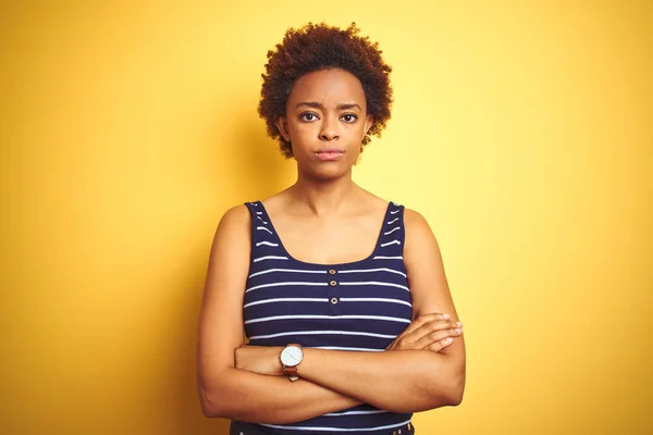 Beauitul African American Vrouw Dragen Zomer Shirt Geïsoleerde Gele Achtergrond — Stockfoto
