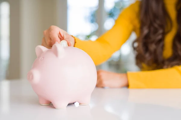 Close Mulher Colocando Uma Moeda Dentro Banco Porquinho Como Investimento — Fotografia de Stock