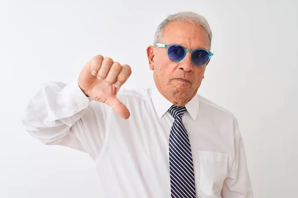 Hombre Negocios Pelo Gris Mayor Con Corbata Gafas Sol Sobre —  Fotos de Stock