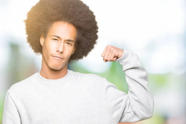 Joven Afroamericano Con Cabello Afro Usando Sudadera Deportiva Persona Fuerte —  Fotos de Stock