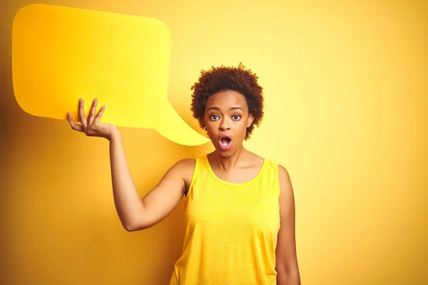 Jovem Afro Americana Segurando Bolha Fala Sobre Fundo Isolado Amarelo — Fotografia de Stock