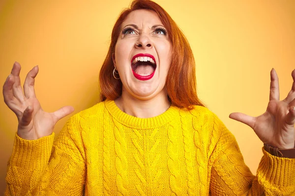 Mujer Pelirroja Joven Con Suéter Invierno Pie Sobre Fondo Amarillo — Foto de Stock