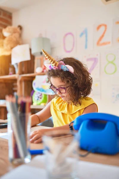 Vackra Barn Bär Glasögon Och Enhörning Diadem Sitter Skrivbordet Ritning — Stockfoto