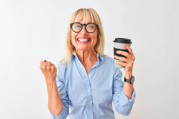 Medelålders Affärskvinna Bär Glasögon Dricka Kaffe Över Isolerad Vit Bakgrund — Stockfoto