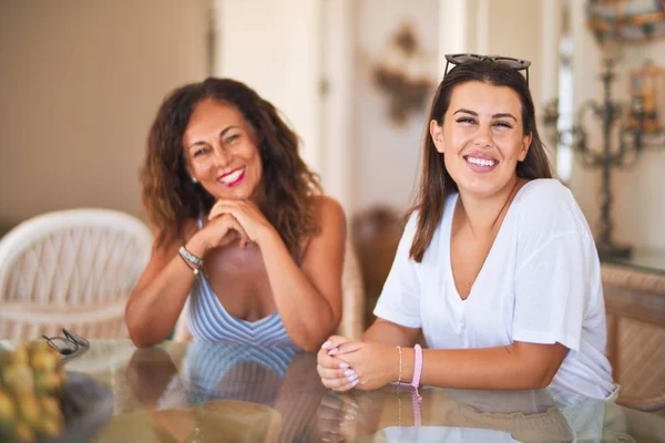 Mooie Moeder Daugther Zitten Thuis Praten Glimlachen — Stockfoto