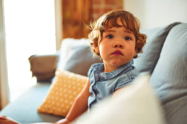 Bonito Pequena Criança Menina Casa — Fotografia de Stock