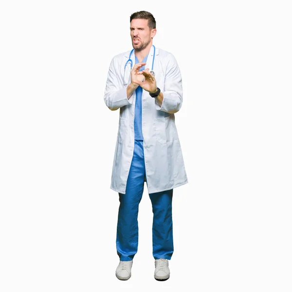 Knappe Doctor Man Het Dragen Van Medische Uniform Geïsoleerde Achtergrond — Stockfoto