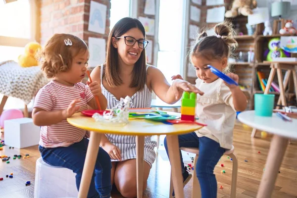 Jeune Belle Enseignante Tout Petits Jouant Des Repas Utilisant Nourriture — Photo