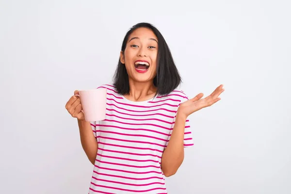 Giovane Bella Donna Cinese Bere Tazza Caffè Sfondo Bianco Isolato — Foto Stock