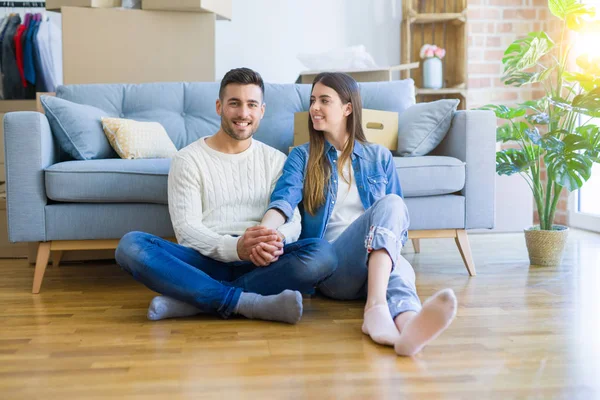 Junges Schönes Paar Sitzt Auf Dem Boden Der Neuen Wohnung — Stockfoto