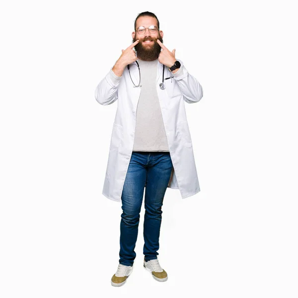 Młody Lekarz Blond Człowieka Brodą Noszenie Medycznych Płaszcz Smiling Otwartymi — Zdjęcie stockowe