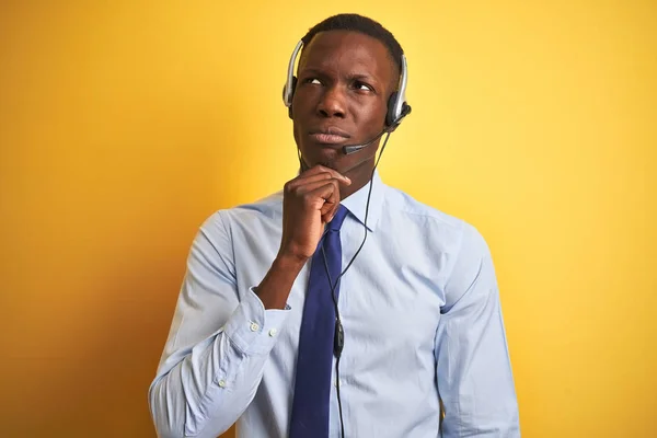 Hombre Operador Afroamericano Que Trabaja Con Auriculares Sobre Fondo Amarillo —  Fotos de Stock