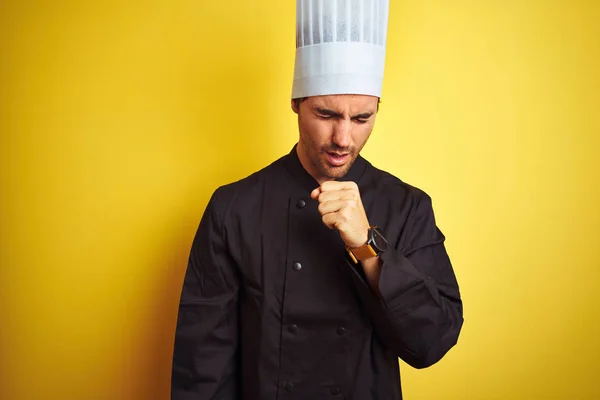 Mladý Kuchař Uniformě Klobouku Stojící Nad Izolovaným Žlutým Pozadím Necítí — Stock fotografie