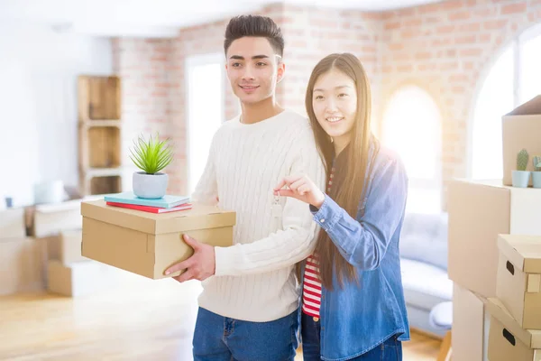 年轻的亚洲夫妇拿着新房的钥匙 微笑着快乐和兴奋地搬到一个新的公寓 — 图库照片
