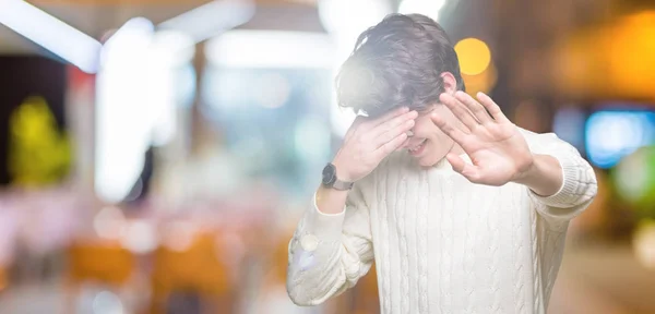 Homem Bonito Jovem Vestindo Óculos Sobre Fundo Isolado Cobrindo Olhos — Fotografia de Stock