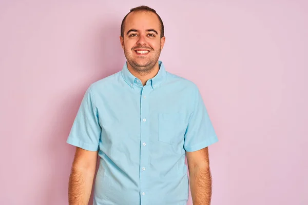Hombre Joven Con Camisa Azul Casual Pie Sobre Fondo Rosa —  Fotos de Stock