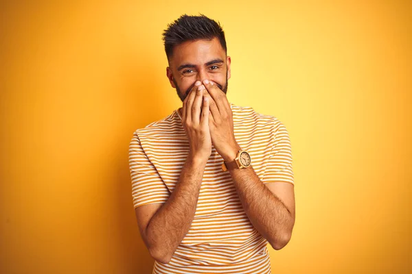 Jovem Índio Vestindo Camiseta Sobre Fundo Amarelo Isolado Rindo Riso — Fotografia de Stock