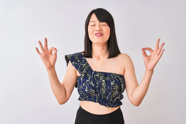 Jonge Mooie Chinese Vrouw Het Dragen Van Zomer Bloemen Shirt — Stockfoto