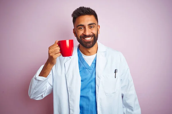 Junger Indischer Arzt Der Eine Tasse Kaffee Trinkt Steht Vor — Stockfoto