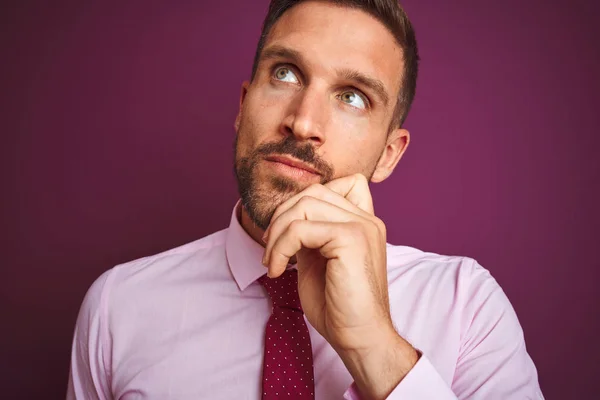 Primer Plano Del Hombre Negocios Con Camisa Elegante Corbata Sobre — Foto de Stock