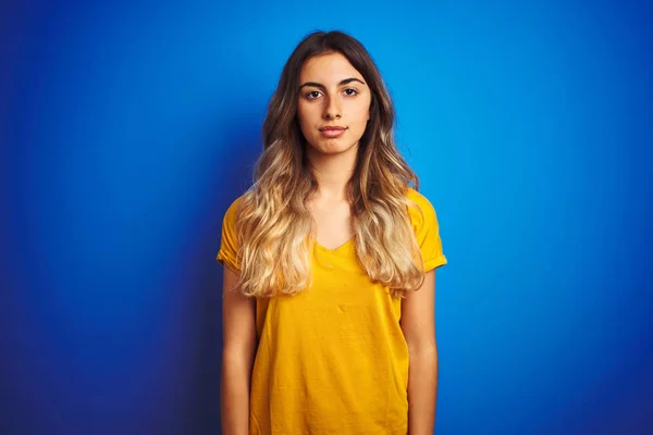 Młoda Piękna Kobieta Ubrana Żółty Shirt Niebieskim Odizolowanym Tle Poważnym — Zdjęcie stockowe