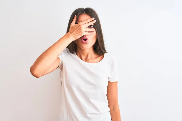 Jovem Mulher Bonita Vestindo Camiseta Casual Sobre Fundo Branco Isolado — Fotografia de Stock