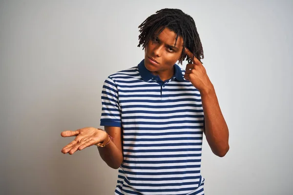 Afro Mann Mit Dreadlocks Gestreiftem Blauem Polo Steht Verwirrt Und — Stockfoto