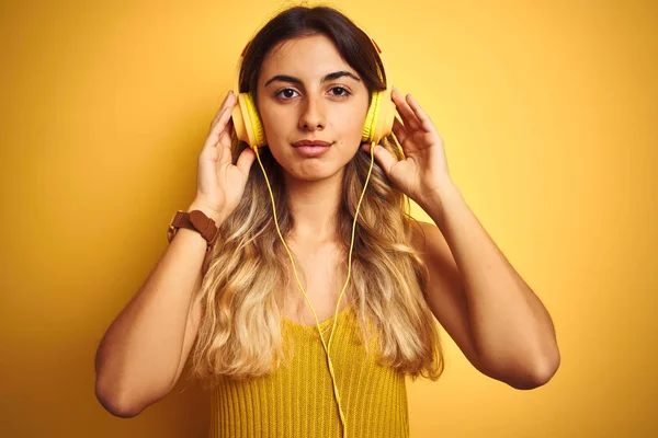 Joven Hermosa Mujer Con Auriculares Sobre Fondo Aislado Amarillo Con — Foto de Stock