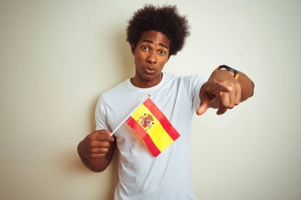 Młody Afro Amerykanin Trzymający Hiszpańską Flagę Stojącą Nad Odizolowanym Białym — Zdjęcie stockowe