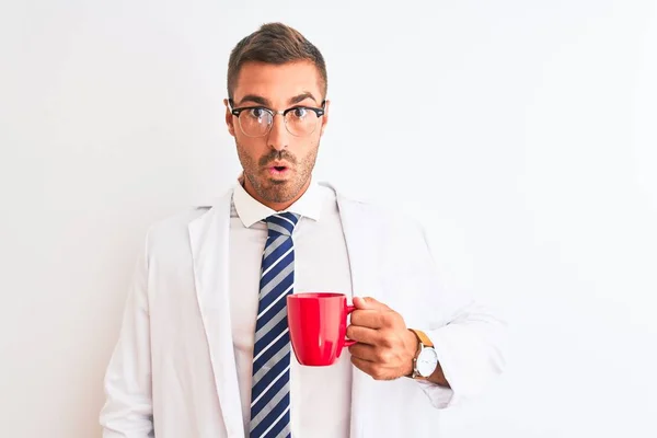 Ung Stilig Terapeut Man Dricker Kaffe Över Isolerad Bakgrund Rädd — Stockfoto