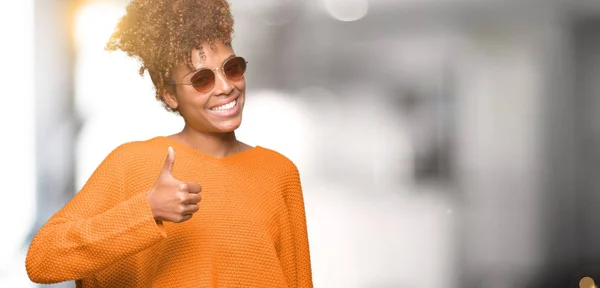 Schöne Junge Afrikanisch Amerikanische Frau Mit Sonnenbrille Über Isoliertem Hintergrund — Stockfoto