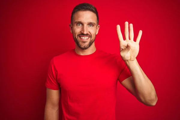 Homem Bonito Jovem Vestindo Shirt Casual Sobre Fundo Isolado Vermelho — Fotografia de Stock