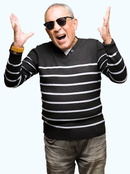 Bello Uomo Anziano Che Indossa Maglione Invernale Occhiali Sole Pazzo — Foto Stock