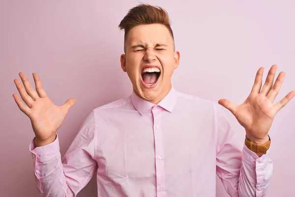 Junger Gutaussehender Geschäftsmann Elegantem Hemd Vor Isoliertem Rosa Hintergrund Der — Stockfoto