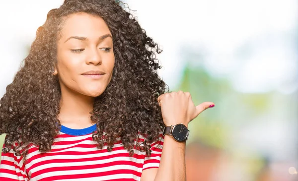 Jeune Belle Femme Aux Cheveux Bouclés Portant Des Rayures Shirt — Photo