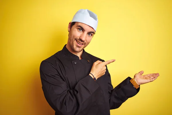 Joven Guapo Cocinero Hombre Cocina Con Uniforme Sombrero Sobre Fondo — Foto de Stock