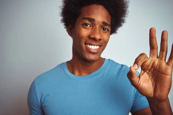 Afroamerikansk Man Med Afro Hår Bär Blå Shirt Står Över — Stockfoto