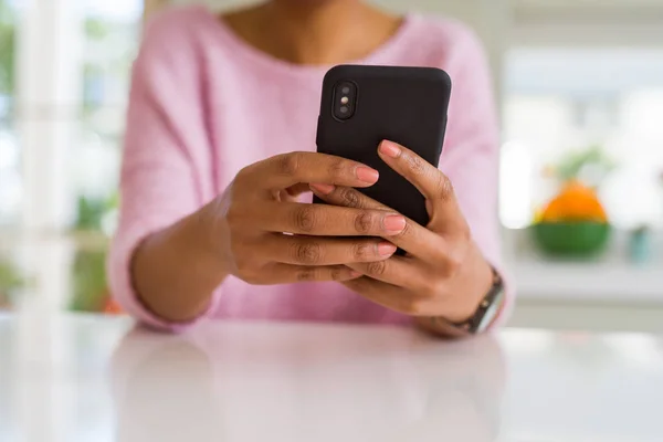 Close Van African American Vrouw Met Behulp Van Smartphone Glimlachen — Stockfoto