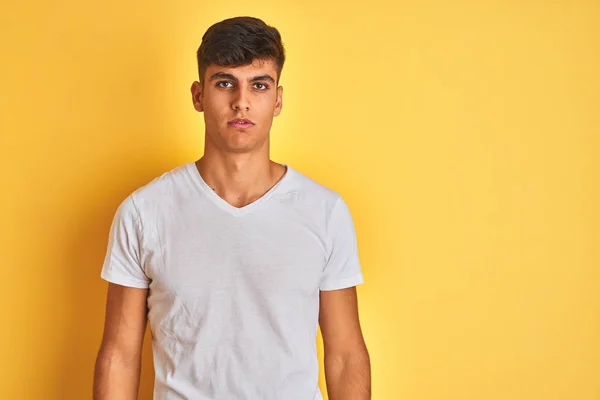Jeune Homme Indien Portant Shirt Blanc Debout Sur Fond Jaune — Photo
