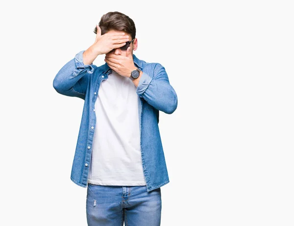 Ein Junger Gutaussehender Mann Mit Sonnenbrille Vor Isoliertem Hintergrund Der — Stockfoto